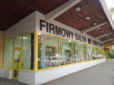 Pawilon przy ul. Hetmańskiej 39, przekształcony. Oryginalne przeszklenie elewacji zostało zlikwidowane i zastąpione oknami z PCV, powielającymi historyczny pas przeszklonej płaszczyzny, tworzonej przez prostokątne kwatery. Ściany pawilonu nad pasem okiennym obłożone są sidingiem, a cok&oacute;ł płytkami ceramicznymi. Zdjęcie BMKZ UM Rzeszowa